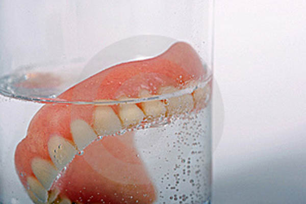 dentadura en vaso de agua