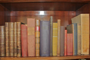 Librería con ejemplares de odontología desde 1911 hasta la actualidad