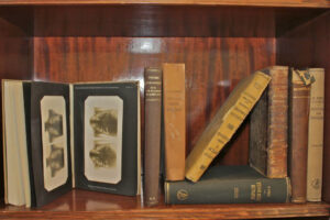 Libreria con libros sobre odontología antiguos